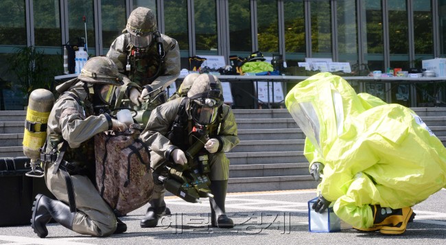 서울시 서초구청은 18일 오전 최근 중동호흡기증후군(MERS)로 인하여 피해를 입은 교훈을 바탕으로 <br />생물무기 사고시 대응 조치가 절실하다는 판단에 따라 2015년 을지연습기간에<br />전시 감염병(페스트,탄저균) 테러 대비 훈련을 민.관.군.경.소방 통합으로 서초구청 광장에서 실시하고 있다.<br />박현구 기자phko@heraldcorp.com/ 2015.08.18
서울시 서초구청은 18일 오전 최근 중동호흡기증후군(MERS)로 인하여 피해를 입은 교훈을 바탕으로
생물무기 사고시 대응 조치가 절실하다는 판단에 따라 2015년 을지연습기간에
전시 감염병(페스트,탄저균) 테러 대비 훈련을 민.관.군.경.소방 통합으로 서초구청 광장에서 실시하고 있다.
박현구 기자phko@heraldcorp.com/ 2015.08.18