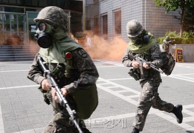 서울시 서초구청은 18일 오전 최근 중동호흡기증후군(MERS)로 인하여 피해를 입은 교훈을 바탕으로 <br />생물무기 사고시 대응 조치가 절실하다는 판단에 따라 2015년 을지연습기간에<br />전시 감염병(페스트,탄저균) 테러 대비 훈련을 민.관.군.경.소방 통합으로 서초구청 광장에서 실시하고 있다.<br />박현구 기자phko@heraldcorp.com/ 2015.08.18
서울시 서초구청은 18일 오전 최근 중동호흡기증후군(MERS)로 인하여 피해를 입은 교훈을 바탕으로
생물무기 사고시 대응 조치가 절실하다는 판단에 따라 2015년 을지연습기간에
전시 감염병(페스트,탄저균) 테러 대비 훈련을 민.관.군.경.소방 통합으로 서초구청 광장에서 실시하고 있다.
박현구 기자phko@heraldcorp.com/ 2015.08.18