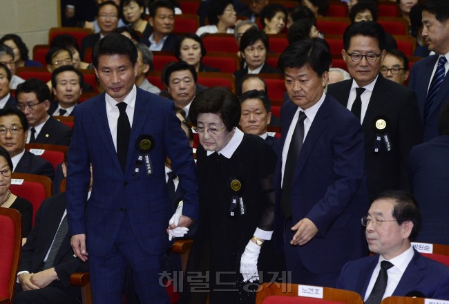 사진1=18일 오전 서울 동작구 국립현충원 현충관에서 고(故) 김대중 대통령 서거 6주기 추모행사가 열린 가운데 이희호 여사가 행사장으로 입장하고 있다. 박해묵 기자/mook@heraldcorp.com
사진2=18일 오전 서울 동작구 국립현충원 현충관에서 고(故) 김대중 대통령 서거 6주기 추모행사가 열린 가운데 정의화 국회의장이 추도사를 하고 있다. 박해묵 기자/mook@heraldcorp.com
사진3=18일 오전 서울 동작구 국립현충원 현충관에서 고(故) 김대중 대통령 서거 6주기 추모행사가 열린 가운데 김무성 새누리당 대표와 문재인 새정치민주연합 대표가 굳은 표정으로 나란히 앉아 있다. 박해묵 기자/mook@heraldcorp.com