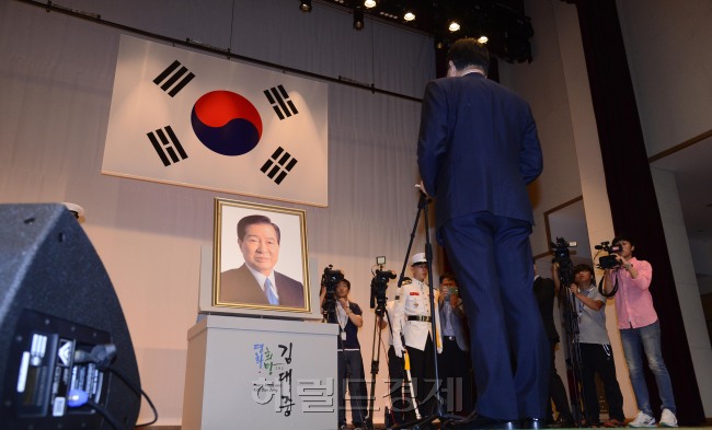 사진1=18일 오전 서울 동작구 국립현충원 현충관에서 고(故) 김대중 대통령 서거 6주기 추모행사가 열린 가운데 이희호 여사가 행사장으로 입장하고 있다. 박해묵 기자/mook@heraldcorp.com
사진2=18일 오전 서울 동작구 국립현충원 현충관에서 고(故) 김대중 대통령 서거 6주기 추모행사가 열린 가운데 정의화 국회의장이 추도사를 하고 있다. 박해묵 기자/mook@heraldcorp.com
사진3=18일 오전 서울 동작구 국립현충원 현충관에서 고(故) 김대중 대통령 서거 6주기 추모행사가 열린 가운데 김무성 새누리당 대표와 문재인 새정치민주연합 대표가 굳은 표정으로 나란히 앉아 있다. 박해묵 기자/mook@heraldcorp.com