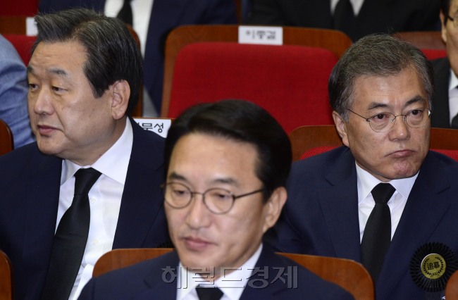 사진1=18일 오전 서울 동작구 국립현충원 현충관에서 고(故) 김대중 대통령 서거 6주기 추모행사가 열린 가운데 이희호 여사가 행사장으로 입장하고 있다. 박해묵 기자/mook@heraldcorp.com
사진2=18일 오전 서울 동작구 국립현충원 현충관에서 고(故) 김대중 대통령 서거 6주기 추모행사가 열린 가운데 정의화 국회의장이 추도사를 하고 있다. 박해묵 기자/mook@heraldcorp.com
사진3=18일 오전 서울 동작구 국립현충원 현충관에서 고(故) 김대중 대통령 서거 6주기 추모행사가 열린 가운데 김무성 새누리당 대표와 문재인 새정치민주연합 대표가 굳은 표정으로 나란히 앉아 있다. 박해묵 기자/mook@heraldcorp.com