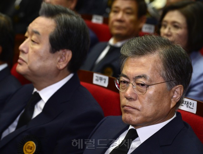 18일 오전 서울 동작구 국립현충원 현충관에서 故 김대중 대통령 서거 6주기 추모행사가 열린 가운데 김무성 새누리당 대표와 문재인 새정치민주연합 대표가 굳은 표정으로 나란히 앉아 있다. 박해묵 기자/mook@heraldcorp.com