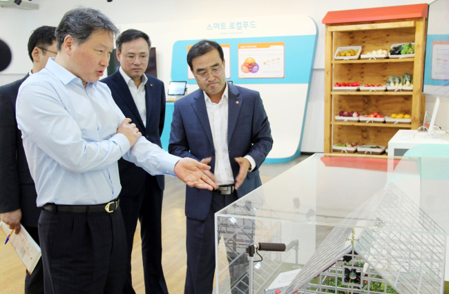 SK Group chairman Chey Tae-won (left) looks around the Sejong Creative Economy Center on Tuesday. (SK Group)
