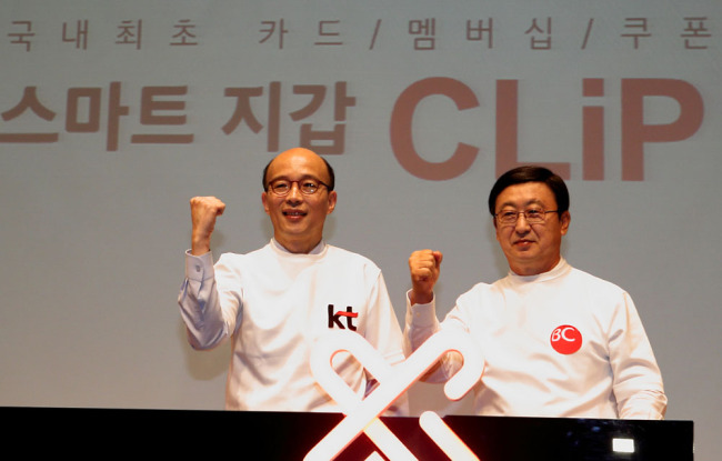 KT vice president Nam Gyu-taek (left) and BC Card CEO Suh Joon-hee pose at a press conference in Seoul on Tuesday. (KT)