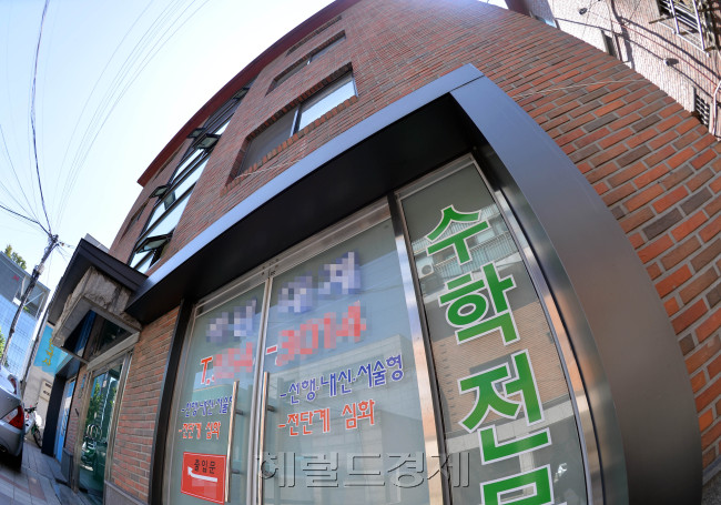 방(房)이 진화하고 있다. 공부방 등이 아파트 단지의 한 축으로 부상하면서 일대 부동산 시장에 영향을 주고 있다. 원래 주택 용도에서 일탈(?)했다는 비판도 받지만, 이런 저런 이유로 방(房)의 수요는 꾸준하다. 사진은 대치동 빌라 학원가. 사진=이상섭 기자/babtong@heraldcorp.com
