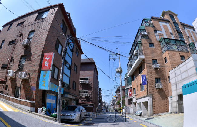 방(房)의 존재가치가 껑충 뛰고 있다. 공부방 등이 아파트 단지의 한 축으로 부상하면서 일대 부동산 시장에 영향을 주고 있다. 집 단위가 아닌 방 매물을 전문적으로 살펴주는 앱도 급증하면서 부동산의 새 문화를 형성하고 있다. 사진은 방 단위로 쪼개져 있는 대치동 빌라 학원가와 마포 오피스텔. 사진=이상섭 기자/babtong@heraldcorp.com
