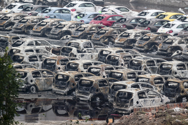 <YONHAP PHOTO-2454> (150818) -- TIANJIN, Aug. 18, 2015 (Xinhua) -- Photo taken on Aug. 18, 2015 shows the warehouse explosion site in rain in Tianjin, north China. (Xinhua/Chen Yichen) (hgh) /2015-08-18 21:29:55/ <저작권자 ⓒ 1980-2015 ㈜연합뉴스. 무단 전재 재배포 금지.>