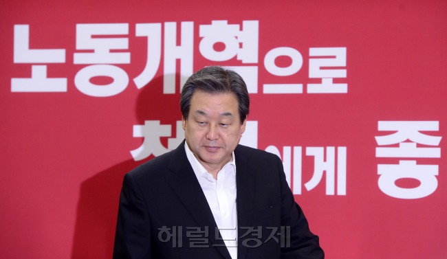 19일 오전 서울 여의도 국회에서 열린 새누리당 최고중진연석회의에서 김무성 대표가 회의실로 들어서고 있다. 박해묵 기자/mook@heraldcorp.com