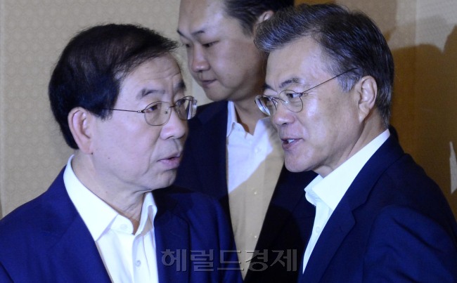 서울 중구 프레스센터에서 19일 열린 새정치민주연합과 서울시간 예산정책협의회에서 문재인 새정치민주연합 대표가 박원순 서울시장과 함께 행사장으로 들어오고 있다. 박해묵 기자/mook@heraldcorp.com