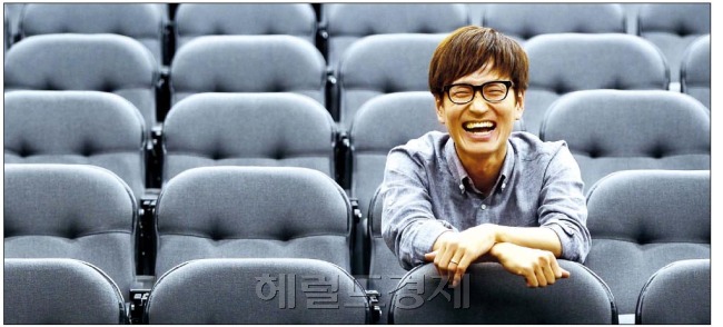 내달 청각장애 관객을 위한 공연 준비하는 개그맨 김영민은 “연예인들은 가식적으로라도 좋은 일을 많이 해야한다고 생각하는 사람이에요. 영향을 미칠 수 있고, 사람들에게 알려지기 쉬우니까요. 수화공연을 다니면 벌써부터 함께 하고 싶다는 연락이 와요”라고 활짝 웃었다. 박해묵 기자/mook@heraldcorp.com