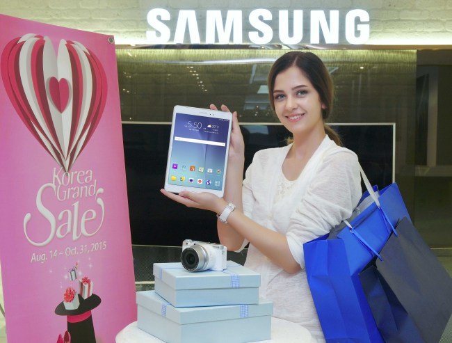 SAMSUNG ATTRACTS TOURIST SHOPPERS-- Tech giant Samsung Electronics said Tuesday that it would hold promotional events to give gifts to foreign customers who purchase Samsung products at the firm’s retail stores at duty free shops during the “Korea Grand Sale,” a nationwide shopping event for foreign tourists held from August throughout October.　(Samsung)