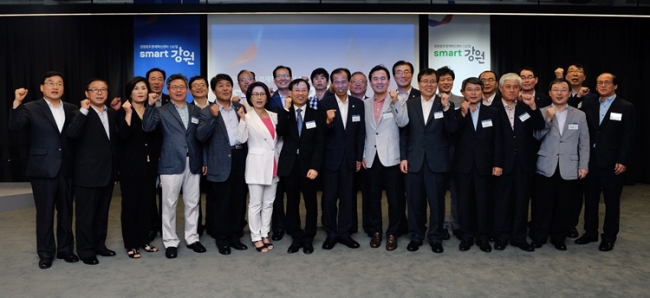 cap
Participants in an event to mark the 100th day of the Creative Economy and Innovation Center in Gangwon, run by Internet giant Naver, pose at the center Tuesday. (Naver)