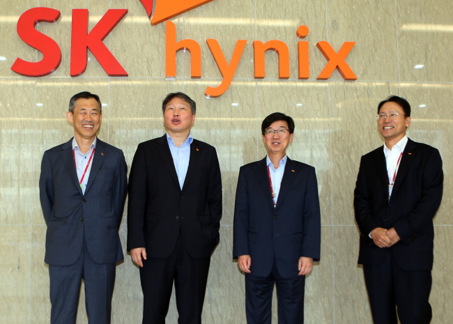 SK Group chairman Chey Tae-won (second from left) visits the SK Hynix headquarters in Icheon, Gyeonggi Province on Wednesday. The conglomerate is reportedly mulling plans to invest about 46 trillion won ($38 billion) over the next few years to expand the production facilities of its chipmaking unit. (SK Group)