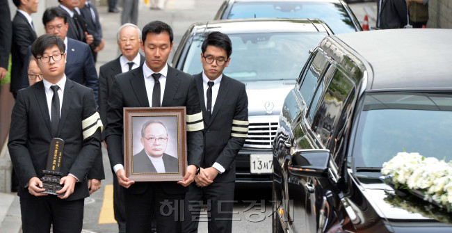 고(故) 이맹희 CJ 명예회장의 위패와 영정을 든 유족들이 20일 서울 중구 필동 CJ인재원에 마련된 영결식장으로 들어가고 있다. 위패 든 이는 이 명예회장의 차남인 이재환 재산커뮤니케이션의 대표의 아들 이호준 씨, 영정 든 이는 이재현 CJ 회장의 사위 정종환 씨.  이상섭 기자/babtong@heraldcorp.com