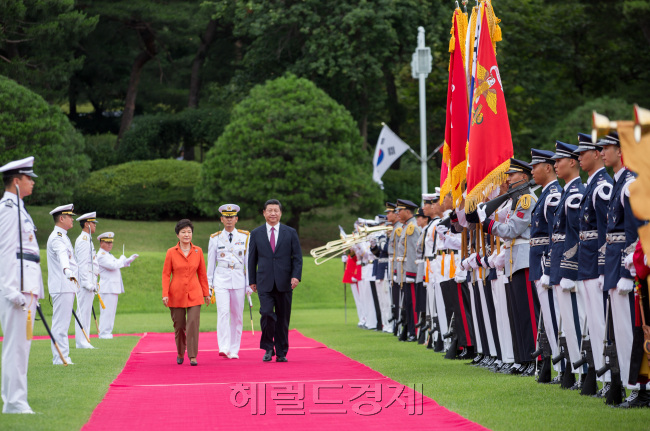 박 대통령이 다음달 3일 중국 베이징에서 열리는 항일(抗日)전쟁 및 세계 반(反) 파시스트 전쟁승리 70주년(전승절) 기념 행사에 참석하기 위해 다음달 2일부터 4일까지 중국을 방문할 예정이다. 사진은 지난해 7월 시진핑(習近平) 중국 국가주석이 국빈 방한 때 공식 환영식 모습.  [헤럴드경제 DB]