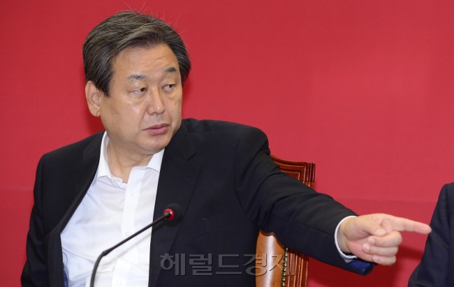 20일 오전 서울 여의도 국회에서 열린 새누리당 최고위원회의에서 김무성 대표가 회의를 주재하고 있다. 박해묵 기자/mook@heraldcorp.com