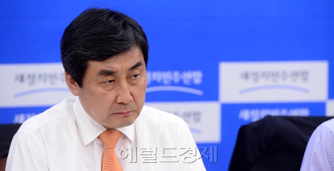 20일 오전 서울 여의도 국회에서 열린 새정치민주연합 정책위원회의에서 이종걸 원내대표가 심각한 표정을 짓고 있다. 박해묵 기자/mook@heraldcorp.com