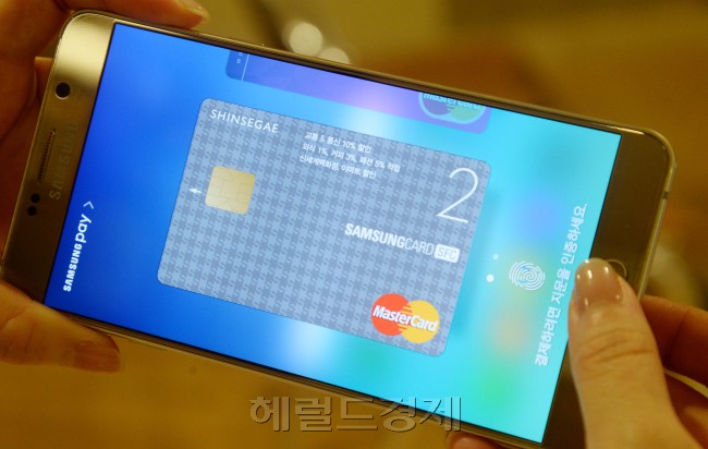서울 강남 한 카페에서 매장 내에 설치된 기존 카드 결제기를 통해 삼성 페이를 결제하는 모습.
사진=박현구 기자 phko@heraldcorp.com