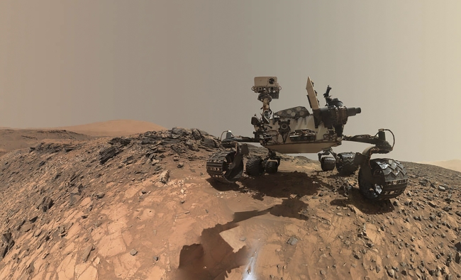 <YONHAP PHOTO-0277> NASA's Curiosity Mars rover is seen at the site from which it reached down to drill into a rock target called 'Buckskin' on lower Mount Sharp in this low-angle self-portrait taken August 5, 2015 and released August 19, 2015. The selfie combines several component images taken by Curiosity's Mars Hand Lens Imager (MAHLI) during the 1,065th Martian day, or sol, of the rover's work on Mars, according to a NASA news release. REUTERS/NASA/JPL-Caltech/MSSS/Handout THIS IMAGE HAS BEEN SUPPLIED BY A THIRD PARTY. IT IS DISTRIBUTED, EXACTLY AS RECEIVED BY REUTERS, AS A SERVICE TO CLIENTS. FOR EDITORIAL USE ONLY. NOT FOR SALE FOR MARKETING OR ADVERTISING CAMPAIGNS/2015-08-20 05:41:42/ <저작권자 ⓒ 1980-2015 ㈜연합뉴스. 무단 전재 재배포 금지.>