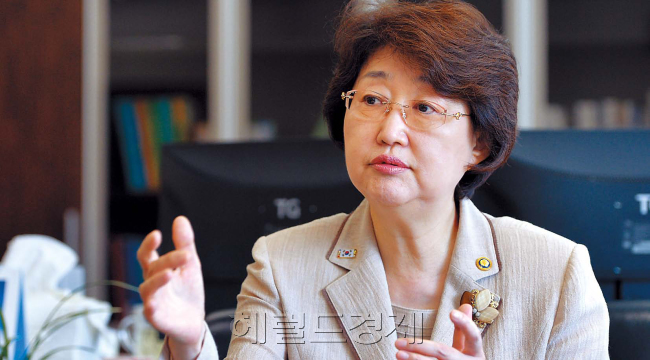 김승희 식품의약품안전처장의 업무철학은‘ 내 가족의 건강을 지킨다’는 어머니의 마음을 바탕으로 한‘ 국민중심’,‘ 현장중심’의 정책 수행이다. 이상섭 기자/babtong@heraldcorp.com