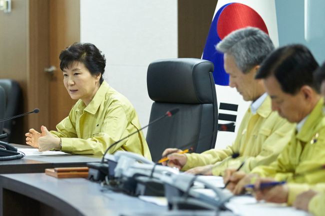 President Park Geun-hye presides over a National Security Council session in an underground crisis management bunker at Cheong Wa Dae on Thursday (Yonhap)