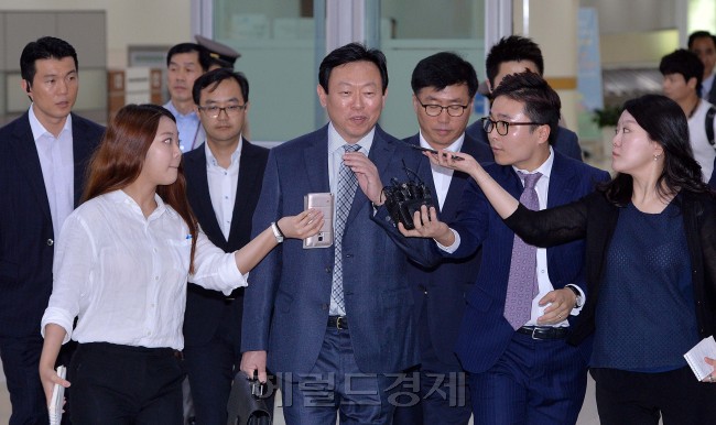 일본 주주총회 승리 이후 출국 일주일만인 지난 20일 오후 2시40분께 귀국한 신동빈 롯데 회장은 주총 결과에 대해 아버지 신격호 총괄회장이 알고 있냐는 취재진의 질문에 ‘네’라고 답했다. 입국 후 신 회장은 한국에서 그룹 개혁과 관련한 현안 챙기기에 속도를 낼 것으로 보인다. 사진=이상섭 기자/babtong@heraldcorp.com