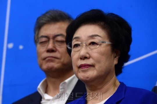 대법원 전원합의체가 20일 불법정치자금 수수혐의 사건의 한명숙 새정치민주연합 의원에 대해 징역 2년의 실형을 최종 확정했다. 이어 의원직을 상실하게 된 한명숙 전 총리와 함께 문재인 대표가 서울 여의도 국회 새정치민주연합 대표회의실에서 기자회견을 가지고 있다. 박해묵 기자/mook@heraldcorp.com