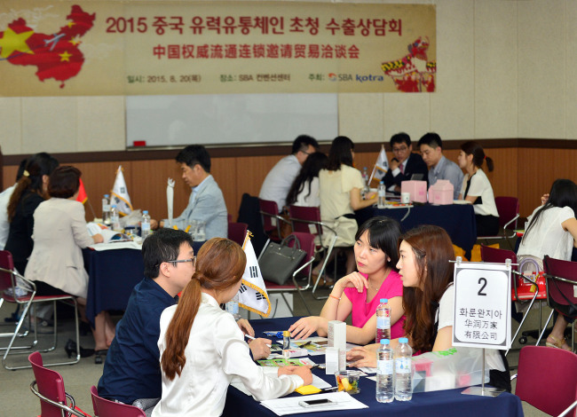 <YONHAP PHOTO-2443> 코트라, '중국 내륙 유통체인 상담회' (서울=연합뉴스) 코트라는 중소기업청, 서울산업진흥원과 공동으로 중국 내륙 유통 바이어를 초청해 20일 부터 서울과 대구에서 이틀간 '중국 내륙 온·오프라인 유통체인 상담회'를 개최한다고 20일 밝혔다. 20일 서울 강남구 SBA 컨벤션센터에서 참가 바이어와 국내 업체들이 수출 상담을 하고 있다. 2015.8.20 << 코트라 제공 >> photo@yna.co.kr/2015-08-20 17:02:09/ <저작권자 ⓒ 1980-2015 ㈜연합뉴스. 무단 전재 재배포 금지.>
<YONHAP PHOTO-2443> 코트라, '중국 내륙 유통체인 상담회' (서울=연합뉴스) 코트라는 중소기업청, 서울산업진흥원과 공동으로 중국 내륙 유통 바이어를 초청해 20일 부터 서울과 대구에서 이틀간 '중국 내륙 온·오프라인 유통체인 상담회'를 개최한다고 20일 밝혔다. 20일 서울 강남구 SBA 컨벤션센터에서 참가 바이어와 국내 업체들이 수출 상담을 하고 있다. 2015.8.20 << 코트라 제공 >> photo@yna.co.kr/2015-08-20 17:02:09/ <저작권자 ⓒ 1980-2015 ㈜연합뉴스. 무단 전재 재배포 금지.>