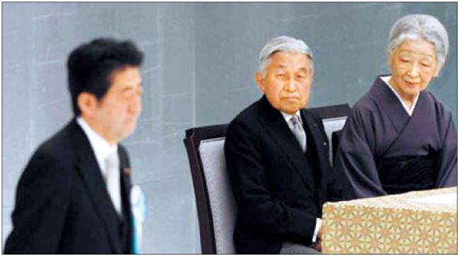 아베 신조(安倍 晋三) 총리를 바라보는 아키히토(明仁) 일왕 부부. [자료=신화통신(新华网)]