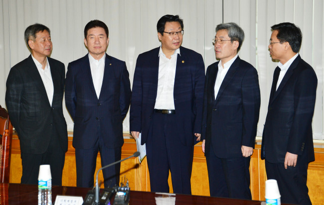 주형환(가운데) 기획재정부 차관이 21일 오전 서울 중구 은행회관에서 제29차 거시경제금융회의를 열기에 앞서 참석자들과 대화를 나누고 있다.  [사진제공=기획재정부]