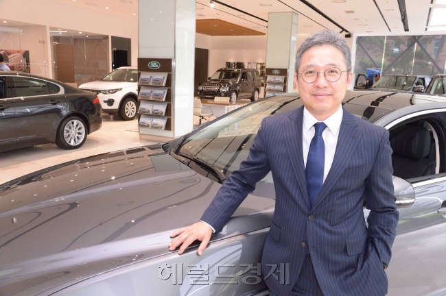 지난 10일 서울 한남동 전시장에서 만난 백정현 재규어 랜드로버 코리아 대표. 재규어 플래그십 세단 ‘XJ’ 앞에 선 백 대표는 XJ를 두고 브리티시 럭셔리의 정수라고 말한다. XJ는 백 대표가 타는 차이기도 하다. 정희조 기자/checho@heraldcorp.com