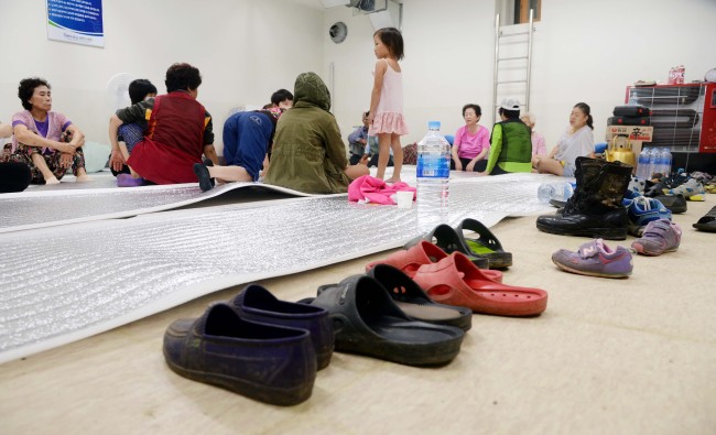북한군의 경기도 연천군 중면지역 포격도발로 21일 오전 삼곡리 주민들이 중면사무소 지하 방공호로 대피해 라디오를 들으며 불안한 하루를 보내고 있다. 박현구 기자/phko@heraldcorp.com