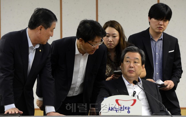 김무성 새누리당 대표가 21일 오전 서울 여의도 국회 의원회관에서 열린 긴급주요당직자회의에서 당직자들로부터 보고를 받고 있다. 박해묵 기자/mook@heraldcorp.com