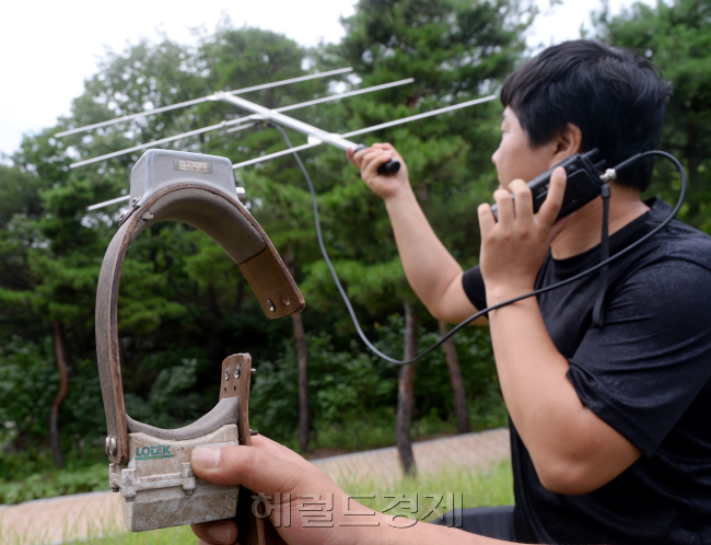 (사)한국산양보호협회 회원이 자연 방사한 산양에 부착할 위성GPS발신기와 수신기를 점검하고 있다.