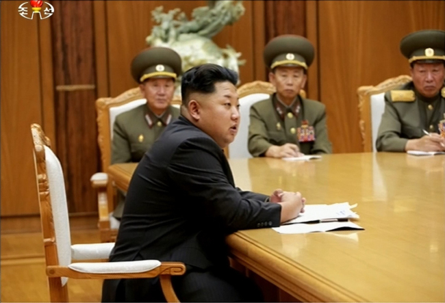 <YONHAP PHOTO-1460> 북한 김정은, 21일 17시부터 전선지대 '준전시상태' 선포 (서울=연합뉴스) 북한은 20일 남한에 대한 포탄 도발 사실을 부인하면서 김정은 국방위원회 제1위원장 주재로 노동당 중앙군사위원회 비상확대회의를 긴급 소집했다. 김정은 제1위원장은 회의에서 21일 오후 5시(남한 시간으로 오후 5시30분)부터 전선지대에 준전시상태를 선포하고 군 전선대연합부대들이 완전무장한 전시상태에 돌입하도록 명령했다. 사진은 조선중앙TV가 보도한 비상확대회의 모습. 2015.8.21 nkphoto@yna.co.kr/2015-08-21 10:11:13/ <저작권자 ⓒ 1980-2015 ㈜연합뉴스. 무단 전재 재배포 금지.>
