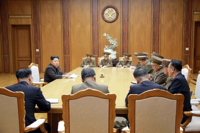 <YONHAP PHOTO-1852> 북한 김정은, 21일 17시부터 전선지대 '준전시상태' 선포 (평양 조선중앙통신=연합뉴스) 김정은 북한 국방위원회 제1위원장이 지난 20일 밤 평양 노동당 청사에서 노동당 중앙군사위원회 비상확대회의를 긴급 소집했다고 조선중앙통신이 21일 보도했다. 김정은 제1위원장은 회의에서 21일 오후 5시(남한 시간으로 오후 5시30분)부터 전선지대에 준전시상태를 선포하고 군 전선대연합부대들이 완전무장한 전시상태에 돌입하도록 명령했다. 2015.8.21 photo@yna.co.kr/2015-08-21 14:14:43/ <저작권자 ⓒ 1980-2015 ㈜연합뉴스. 무단 전재 재배포 금지.>
North Korean leader Kim Jong-un holds an emergency military meeting in Pyongyang on Thursday evening, ordering his troops be fully ready for any military operations at any time from 5 p.m. Friday.   Yonhap