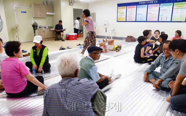 북한군의 경기도 연천군 삼곡리 주민들이 중면사무소 지하 방공호로 대피해 라디오를 들으며 불안한 하루를 보내고 있다. 박현구 기자phko@heraldcorp.com