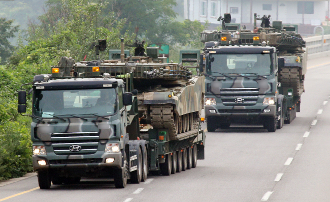 Military vehicles move toward a training site in Pocheon, Gyeonggi Province on Friday. (Yonhap)