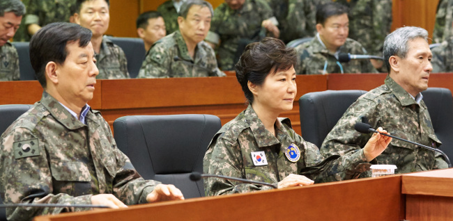<YONHAP PHOTO-2359> 박 대통령, 3군사령부 전격방문 (용인=연합뉴스) 백승렬 기자 = 박근혜 대통령이 21일 오후 북한의 서부전선 포격도발과 관련, 경기도 용인의 제3 야전군 사령부를 방문, 우리 군의 대비태세를 점검하고 있다. 왼쪽부터 한민구 국방부 장관, 박근혜 대통령, 김관진 국가안보실장. 2015.8.21 << 청와대 제공 >> srbaek@yna.co.kr/2015-08-21 16:33:19/ <저작권자 ⓒ 1980-2015 ㈜연합뉴스. 무단 전재 재배포 금지.>
President Park Geun-hye, Defense Minister Han Min-koo (left) and National Security Office chief Kim Kwan-jin visit the headquarters of the Third Army in Yongin, Gyeonggi Province, Friday. Cheong Wa Dae