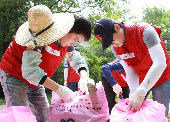 <YONHAP PHOTO-1366> 환경보호활동하는 서브원 임직원과 가족들 (서울=연합뉴스) 23일 강원도 홍천군 명개리에서 서브원 임직원과 가족들이 1사1촌을 맺고 환경보호활동을 하고 있다. 2015.8.23 << 서브원 제공 >> photo@yna.co.kr/2015-08-23 17:37:23/ <저작권자 ⓒ 1980-2015 ㈜연합뉴스. 무단 전재 재배포 금지.>
<YONHAP PHOTO-1366> 환경보호활동하는 서브원 임직원과 가족들 (서울=연합뉴스) 23일 강원도 홍천군 명개리에서 서브원 임직원과 가족들이 1사1촌을 맺고 환경보호활동을 하고 있다. 2015.8.23 << 서브원 제공 >> photo@yna.co.kr/2015-08-23 17:37:23/ <저작권자 ⓒ 1980-2015 ㈜연합뉴스. 무단 전재 재배포 금지.>