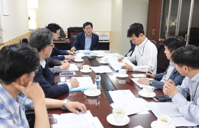 최경환 경제부총리 겸 기획재정부 장관이 22일 오후 광화문 서울청사에서 긴급 간부회의를 소집해 북한의 도발 이후 금융시장 및 실물시장 동향을 점검하고 대응방안을 논의하고 있다. [사진=기획재정부]