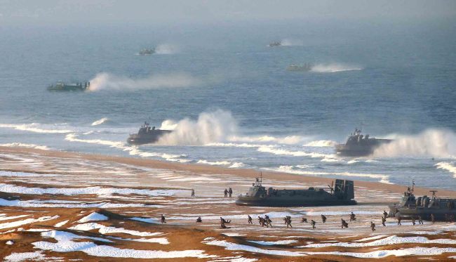 <YONHAP PHOTO-1032> 북한, 공기부양정까지 전방 배치 (서울=연합뉴스) 북한군이 준전시상태 선포 이후 평안북도 철산군의 모기지에 있던 공기부양정 10여 척을 서해 북방한계선(NLL)에서 북쪽 60여㎞ 거리의 고암포로 전진 배치했다고 24일 복수의 군관계자가 밝혔다. 2013년 3월 북한 조선중앙통신이 보도한 인민군 제324대연합부대와 제287대연합부대, 해군 제597연합부대의 공기부양정 등을 동원한 '상륙 및 반상륙 훈련'. 조선중앙통신은 해당 훈련이 3월25일 실시됐다고 밝혔다. 2015.8.24 << 연합뉴스 DB >> photo@yna.co.kr/2015-08-24 09:46:37/ <저작권자 ⓒ 1980-2015 ㈜연합뉴스. 무단 전재 재배포 금지.>