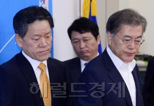 주승용(맨 왼쪽) 새정치민주연합 최고위원이 24일 오전 서울 여의도 국회에서 열린 최고위원회의에 참석하고 있다. 박해묵 기자/mook@heraldcorp.com