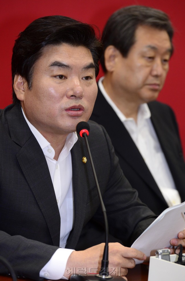 원유철 새누리당 원내대표가 24일 오전 서울 여의도 국회에서 열린 새누리당 최고위원회의에서 발언을 하고 있다. 박해묵 기자/mook@heraldcorp.com