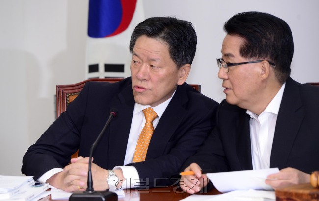 24일 새정치민주연합 최고위원 회의에 참석한 주승용 최고위원과 박지원 의원. 박해묵 기자/mook@heraldcorp.com