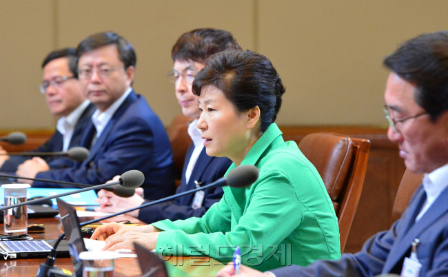 박근혜 대통령이 24일 청와대에서 열린 수석비서관 회의에서 모두발언 하고 있다.   안훈 기자/rosedale@heraldcorp.com