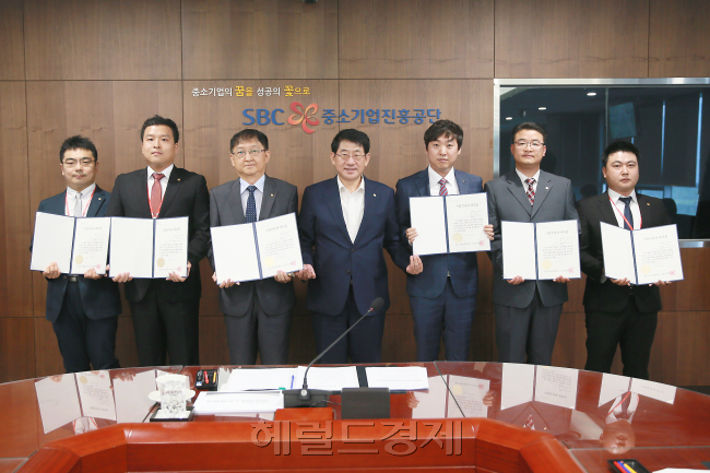 24일 중진공 진주 본사에서 임채운 중진공 이사장(사진 좌측에서 세번째)이 기업진단사 자격증서를 수여하고 기념사진을 촬영하고 있다. [사진제공=신동윤 기자]