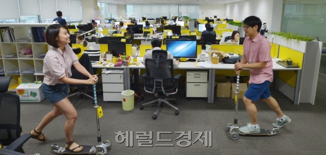 합병 전 판교에 위치한 카카오 본사의 직원들이 킥보드를 하고 회사 내부를 돌아다니는 모습. 김명섭 기자/msiron@heraldcorp.com