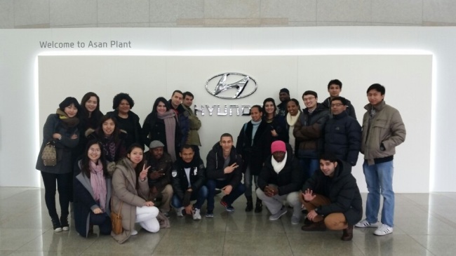 The 2014 program participants visit Hyundai Motor’s manufacturing plant in Asan, South Chungcheong Province. (Korea University)
　