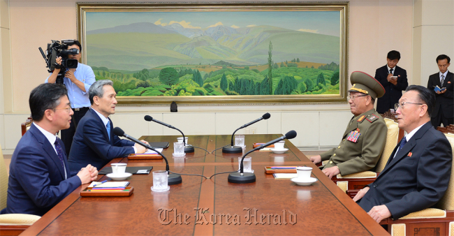 Delegates of the two Koreas sit facing each other at their talks in Panmunjeom on Saturday. From left are: South Korea’s Unification Minister Hong Yong-pyo, South Korea’s National Security Office Chief Kim Kwan-jin, North Korea’s National Defense Commission Vice Chairman Hwang Pyong-so and North’s United Front Department Director Kim Yang-gon. (Unification Ministry)